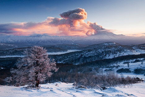 Фотография российского вулкана Кизимен на Камчатке.