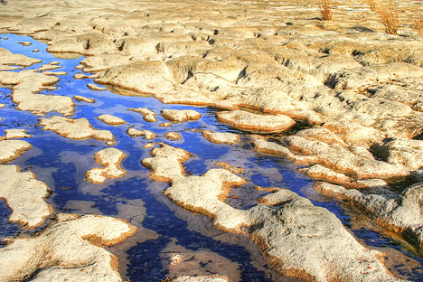 Фотография известняковой породы под рекой Сан-Габриэль, штат Техас.